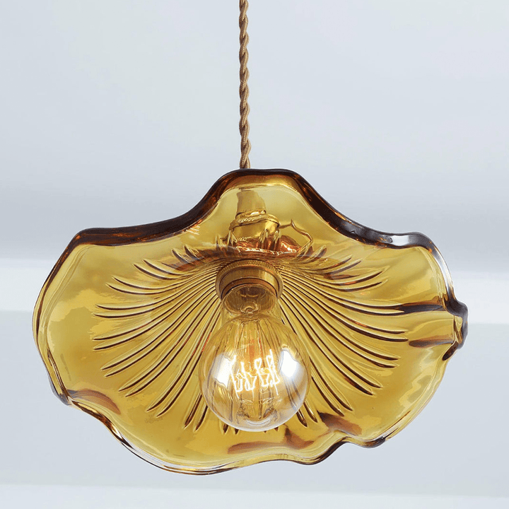 Kwiatowa lampa sufitowa Hibiskus, szklane detale, ciepłe światło, nowoczesna dekoracja do domu.
