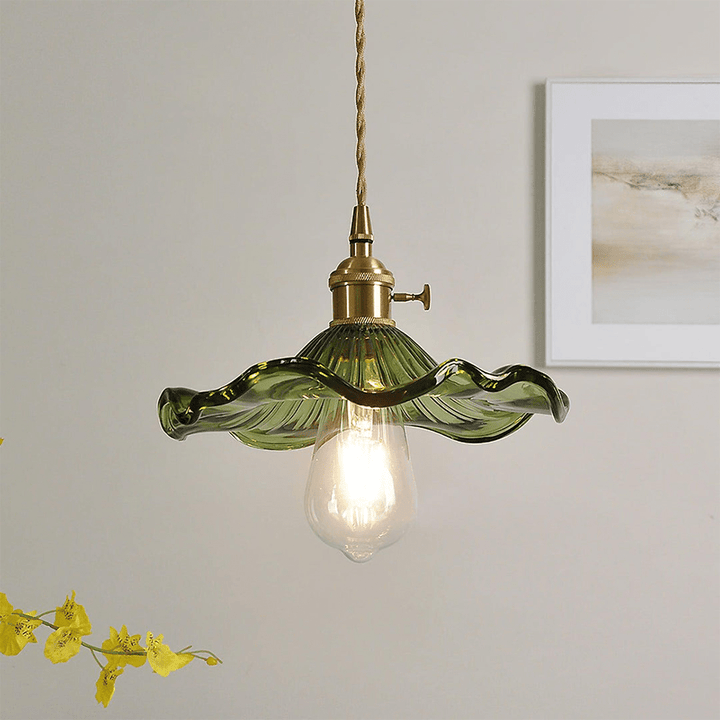 Oświetlenie sufitowe LED, lampa Hibiskus z delikatnymi szklanymi kwiatami, stylowa i funkcjonalna.