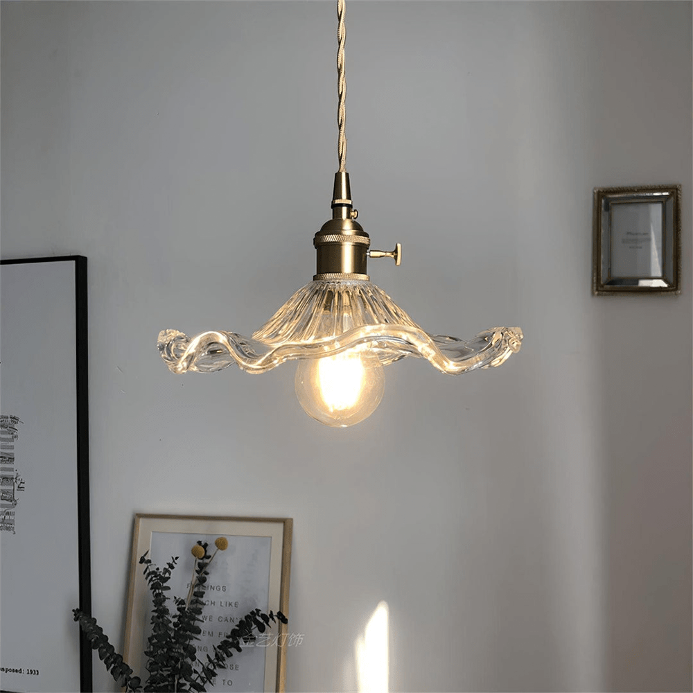 Kwiatowa lampa sufitowa Hibiskus, szklane elementy, ciepłe oświetlenie do sypialni. Nowoczesny design.