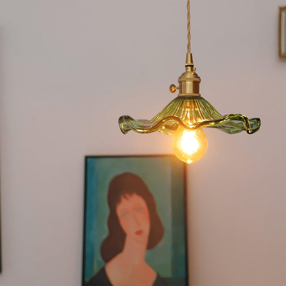 Stylowa lampa sufitowa z motywem hibiskusa, szklane klosze, ciepłe światło LED. Dekoracja wnętrz.