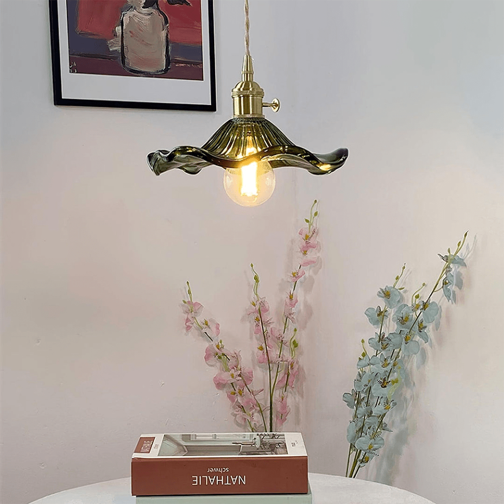 Lampa sufitowa LED Hibiskus, elegancka szklana forma kwiatu, tworzy ciepłe światło w każdym wnętrzu.