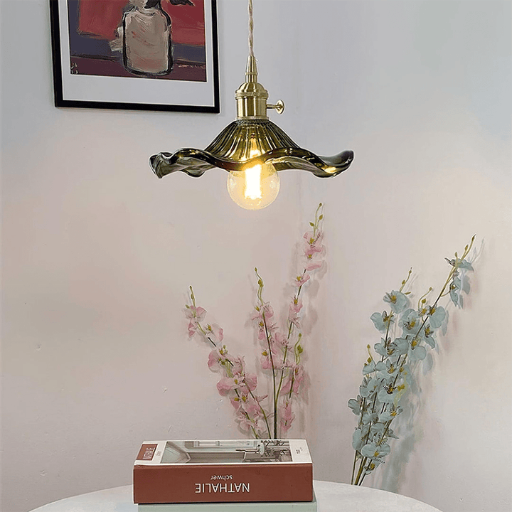 Lampa sufitowa LED Hibiskus, elegancka szklana forma kwiatu, tworzy ciepłe światło w każdym wnętrzu.