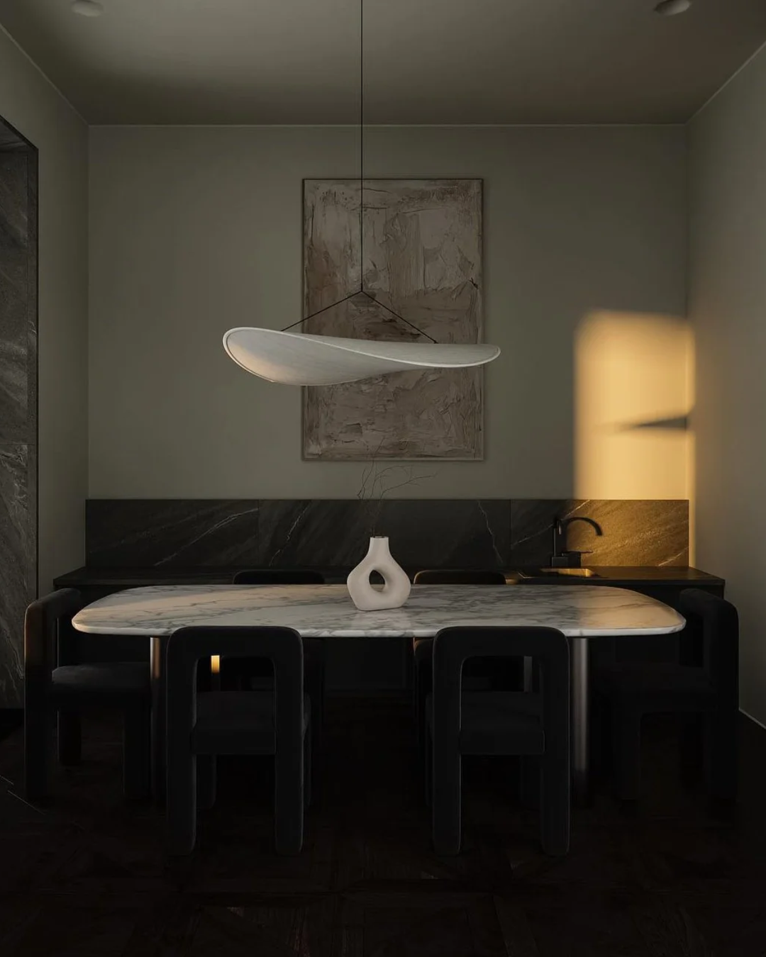 Designerska lampa Japandi na sufit, ciepłe światło z efektem zaćmienia, podkreślająca minimalistyczny wystrój.