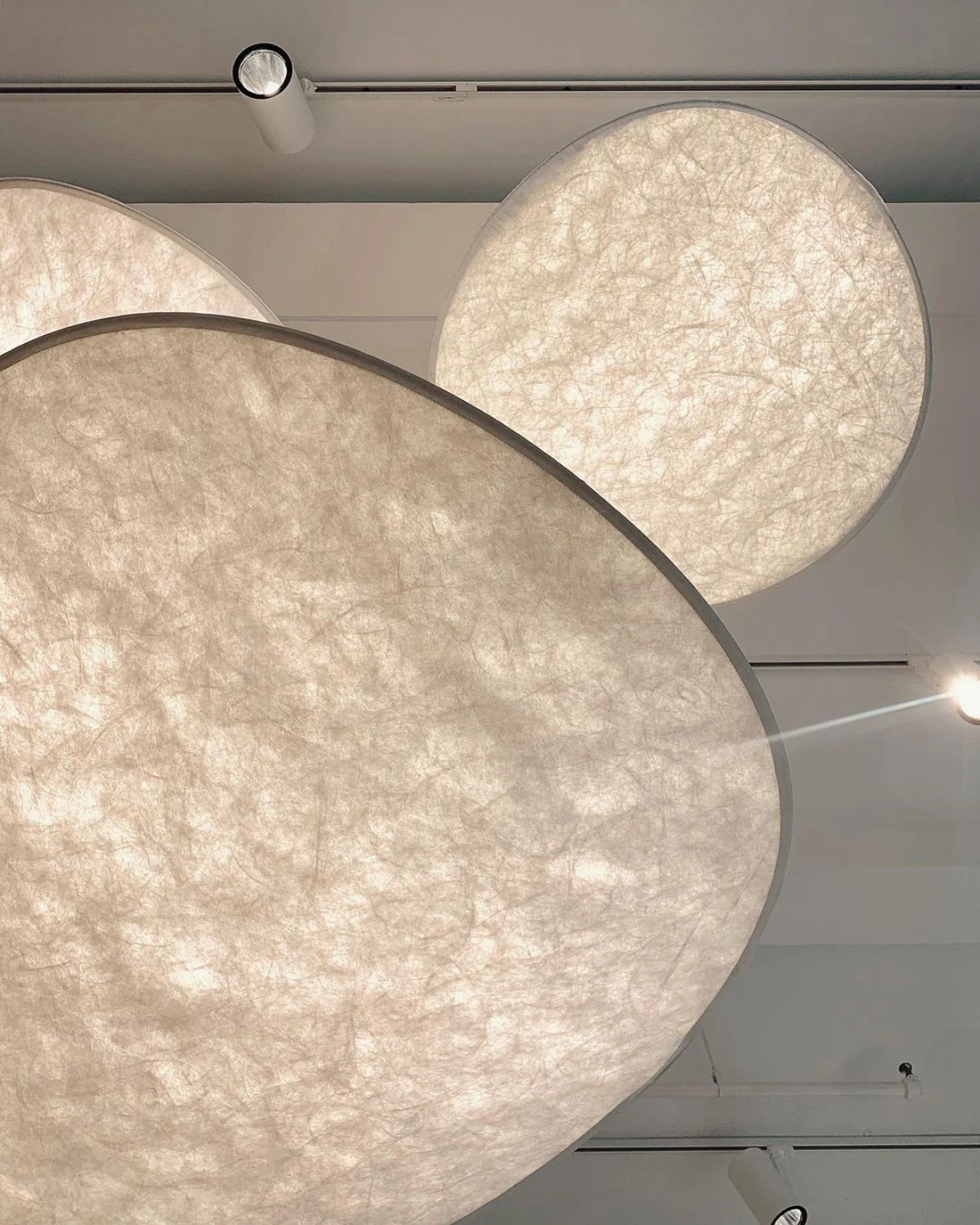Lampa sufitowa Japandi, elegancki dodatek do wnętrz, z efektem zaćmienia światła i ciepłym blaskiem.