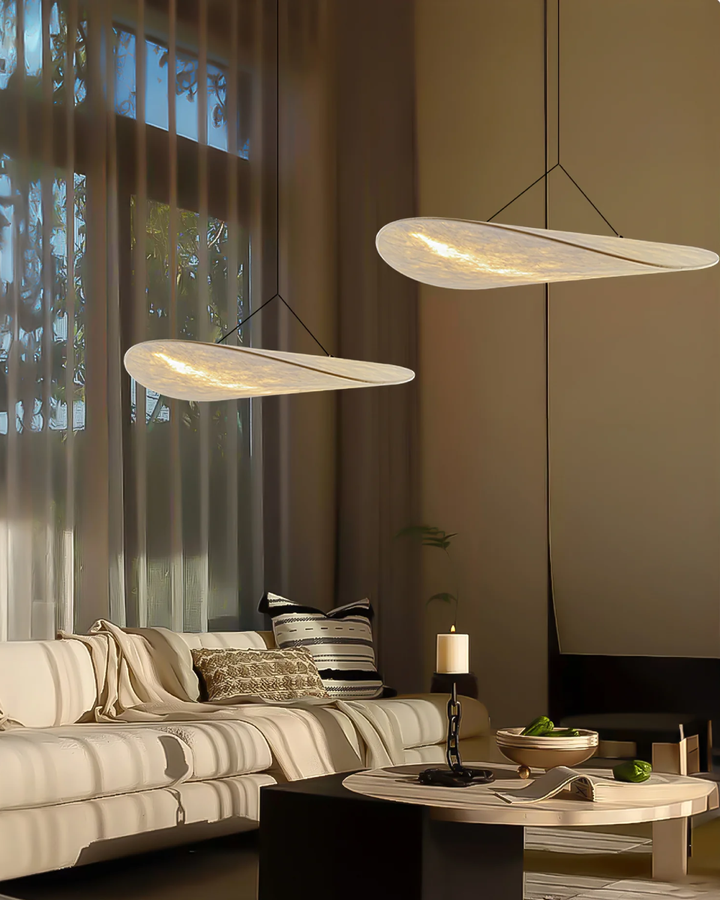 Designerska lampa sufitowa w stylu Japandi, eleganckie oświetlenie z ciepłym światłem do sypialni.