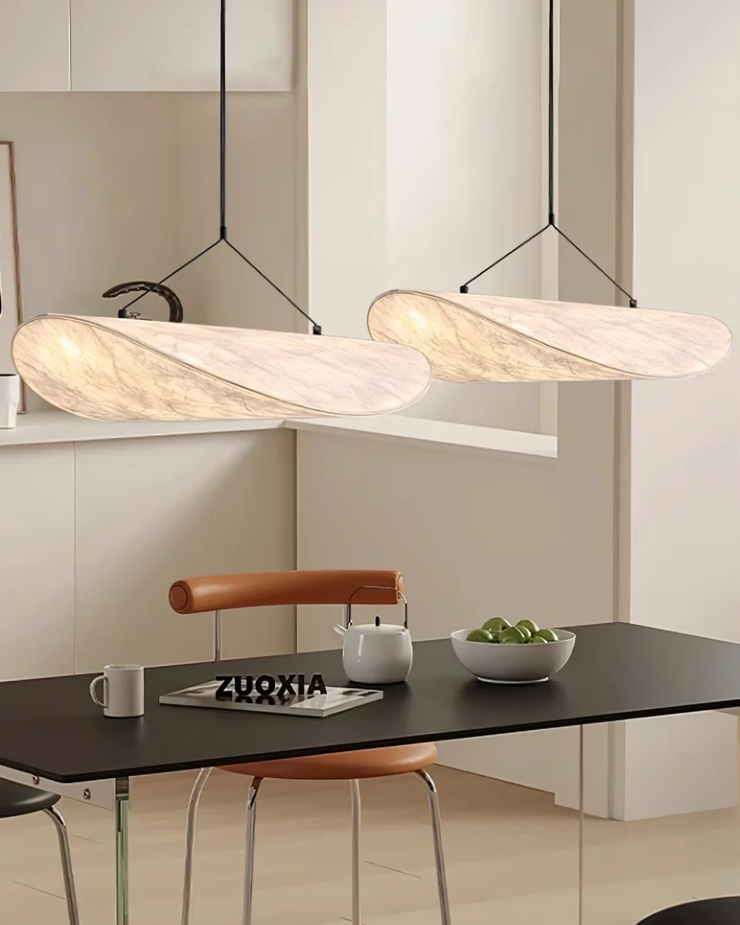 Minimalistyczna lampa sufitowa Japandi, okrągła, tworząca efekt świetlnego zaćmienia, idealna do wnętrz.