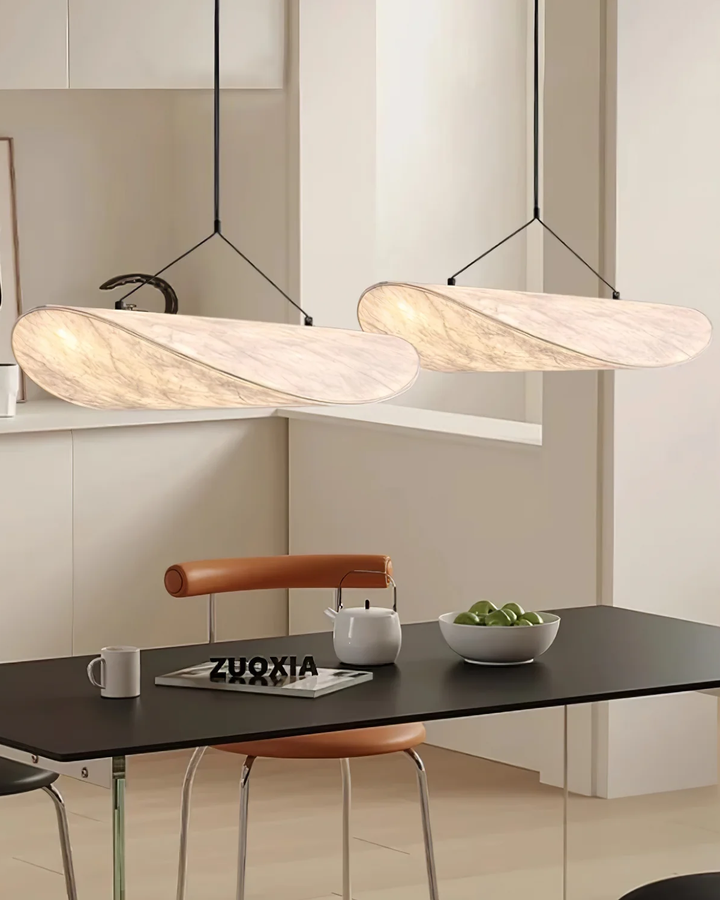 Minimalistyczna lampa sufitowa Japandi, okrągła, tworząca efekt świetlnego zaćmienia, idealna do wnętrz.