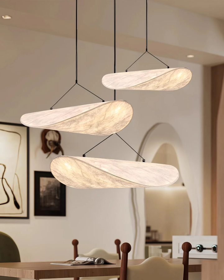 Elegancka lampa sufitowa Japandi, minimalistyczny design, tworząca nastrojowe, ciepłe światło.