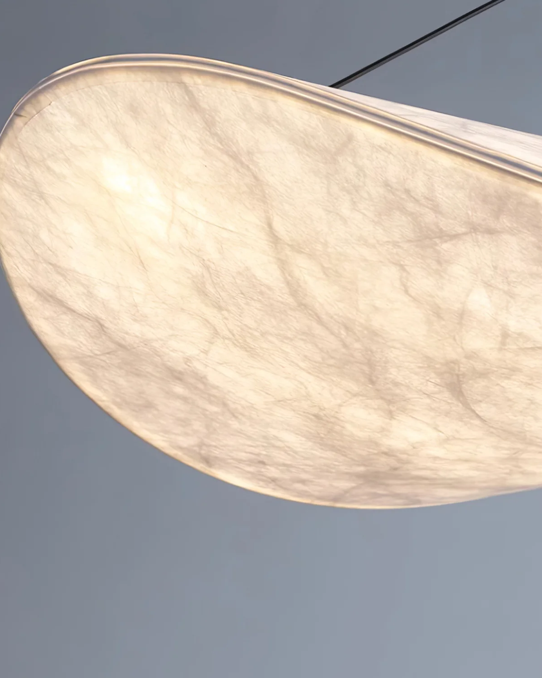Nowoczesna lampa sufitowa Japandi z unikalnym efektem zaćmienia, idealna do współczesnych wnętrz.