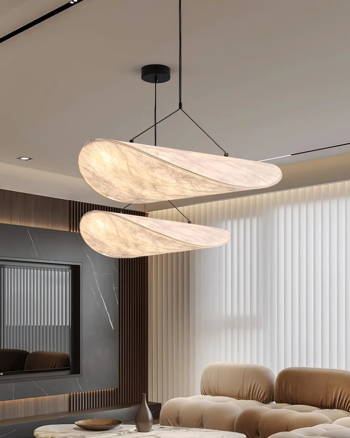 Dekoracyjna lampa sufitowa w stylu Japandi, z subtelnym efektem zaćmienia, dodająca elegancji.