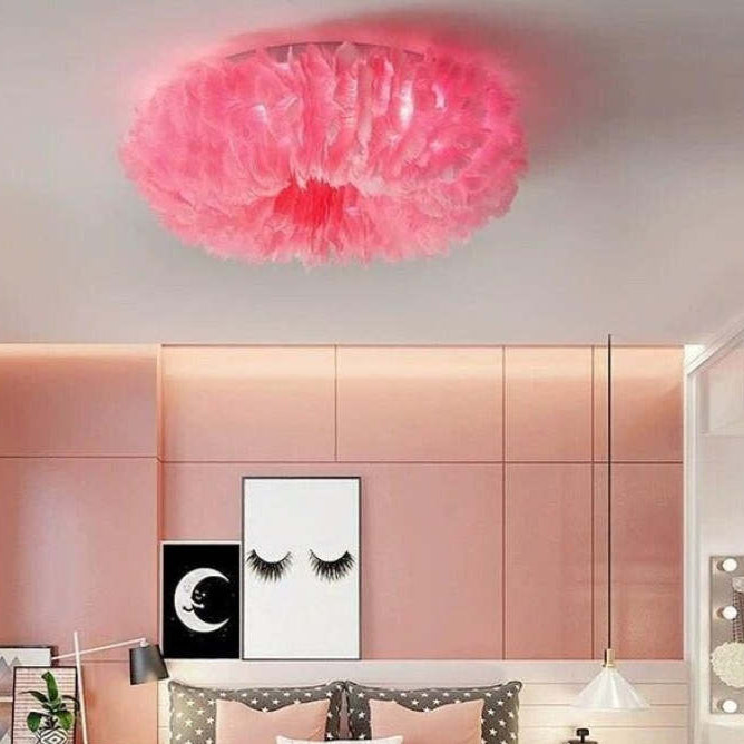 Lampa sufitowa LED boho z piórami do sypialni, zapewniająca ciepłe i relaksujące oświetlenie.