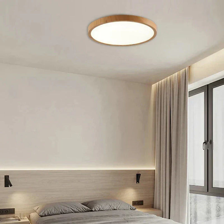 Okrągła lampa sufitowa LED w stylu japandi, z drewnem, ultracienka. Daje ciepłe, minimalistyczne światło.