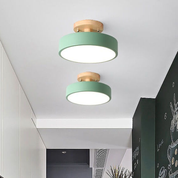 Lampa sufitowa LED skandynawska, minimalistyczne oświetlenie do nowoczesnego wnętrza domu.