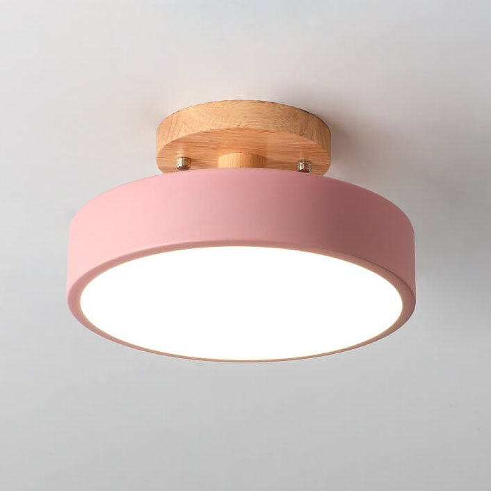Skandynawska lampa sufitowa LED, oświetlenie do przedpokoju, czysty i nowoczesny wygląd.