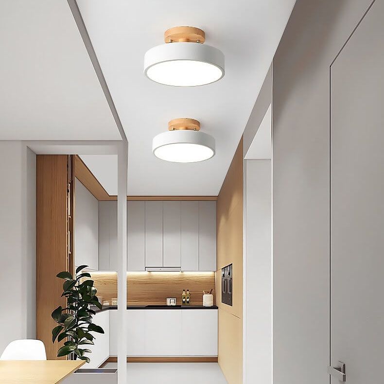 Lampa sufitowa LED, skandynawski minimalizm, naturalne drewno, oświetlenie do nowoczesnych wnętrz.
