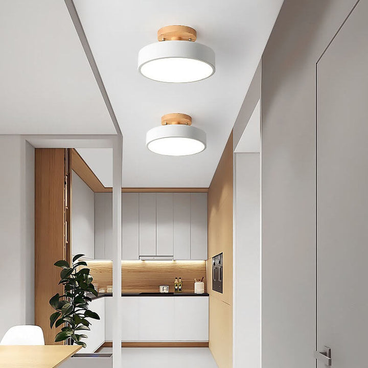 Lampa sufitowa LED, skandynawski minimalizm, naturalne drewno, oświetlenie do nowoczesnych wnętrz.