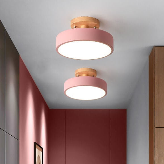 Nowoczesna drewniana lampa sufitowa LED w stylu skandynawskim, eleganckie oświetlenie.