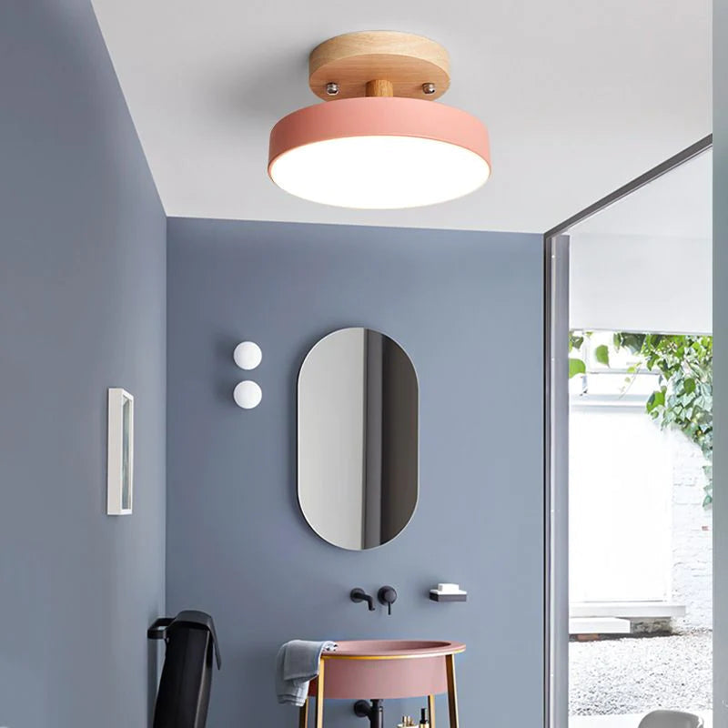 Nowoczesna lampa LED sufitowa, prosta forma, do oświetlenia wnętrz.