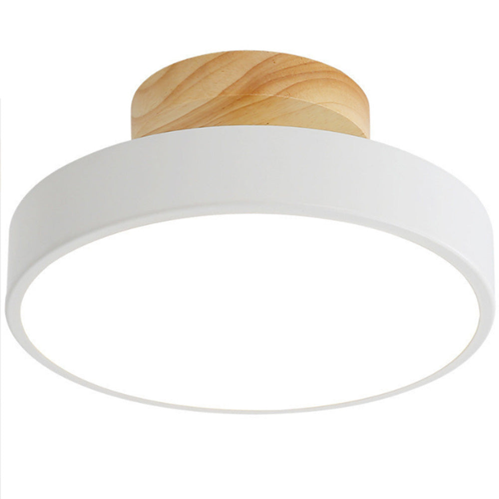 Minimalistyczna lampa sufitowa LED, idealna do jasnych, skandynawskich wnętrz.