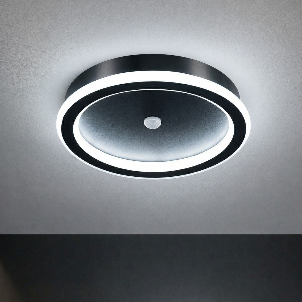 Lampa sufitowa LED z czujnikiem ruchu zwiększa bezpieczeństwo w ciemnych pomieszczeniach i korytarzach.