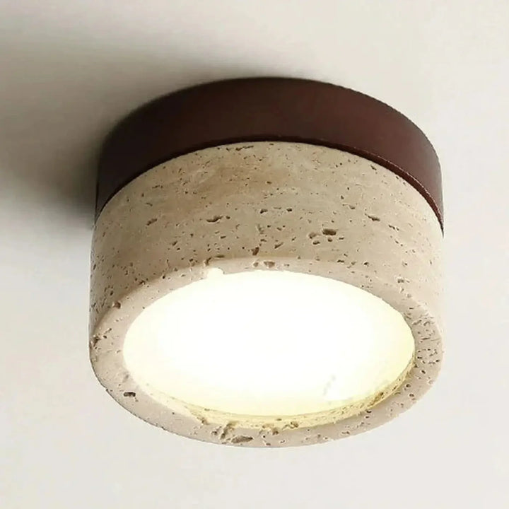 Zbliżenie na okrągłą lampę sufitową LED z teksturowanego kamienia