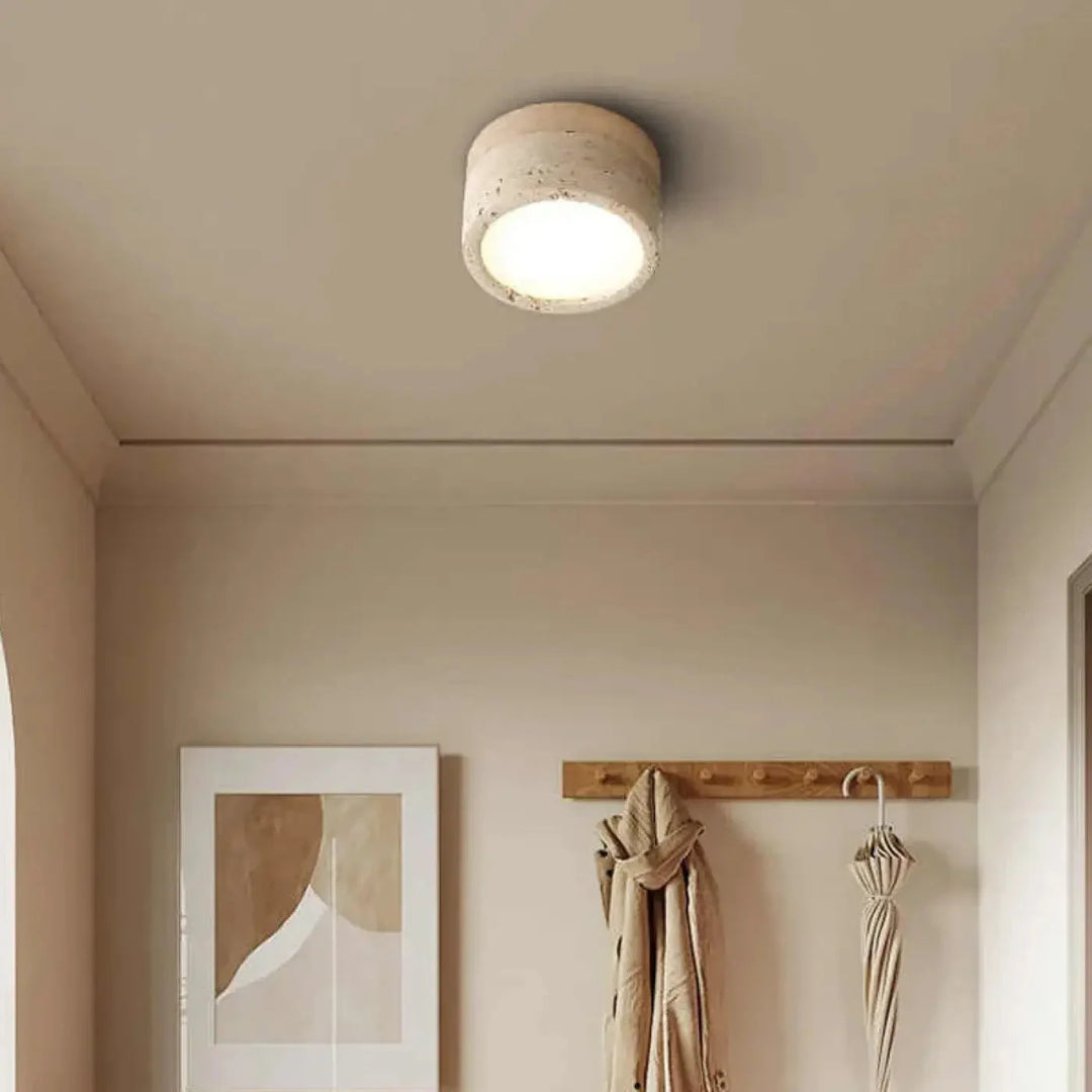 Stylowa lampa sufitowa zamontowana w jasnym przedpokoju