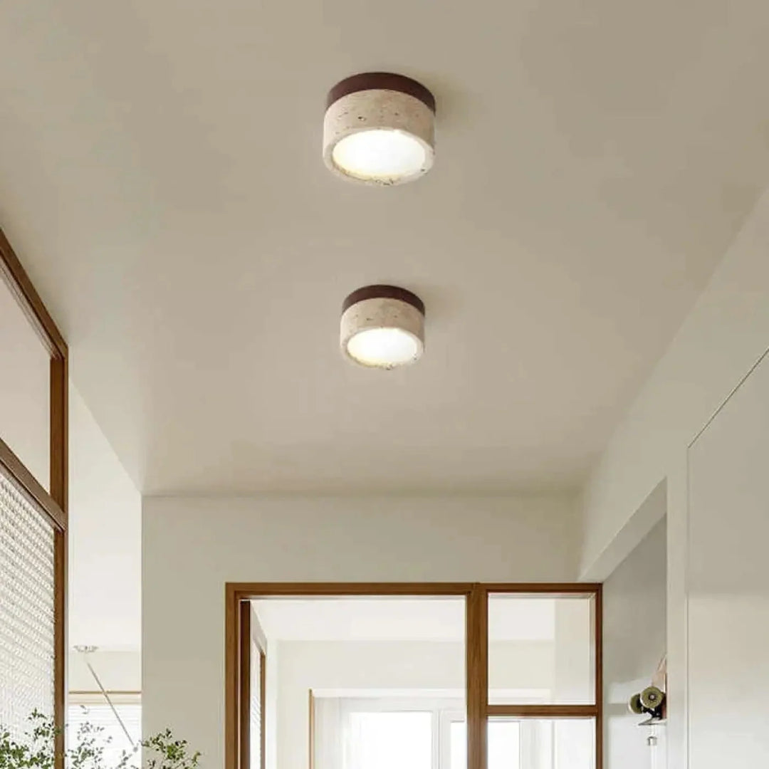 Minimalistyczna lampa sufitowa LED z kloszem z trawertynu, widok z bliska na fakturę kamienia