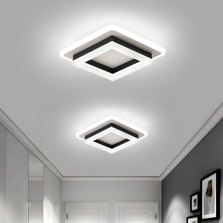 Kwadratowa lampa sufitowa LED zamontowana na jasnym suficie w nowoczesnym korytarzu