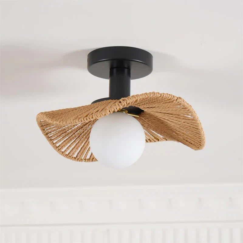 Eleganckie oświetlenie Tilda. Lampa sufitowa z liny konopnej i szklanych elementów.