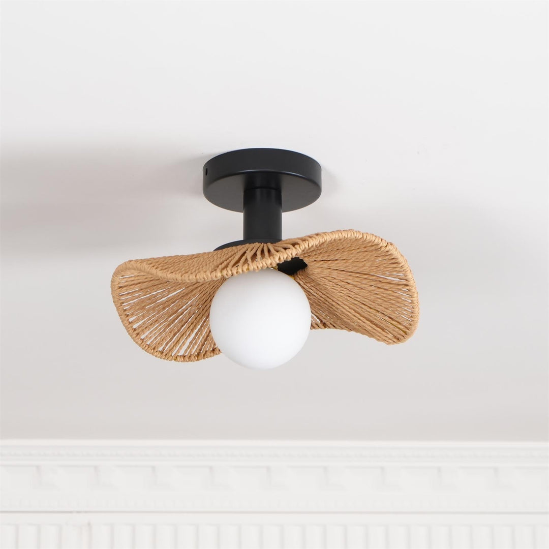 Lampa sufitowa Tilda. Detale z liny konopnej, szklane klosze, idealna do salonu.