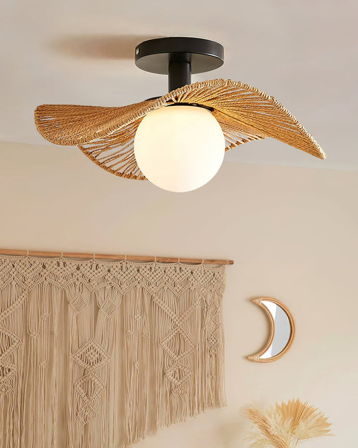 Nowoczesna lampa sufitowa Tilda z elementami liny konopnej i przezroczystego szkła.