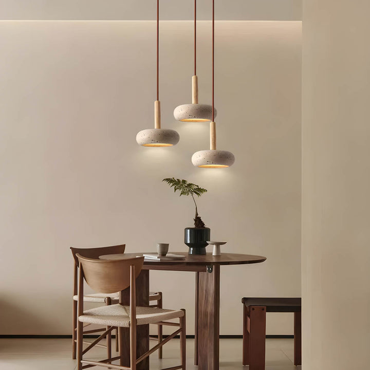 Lampa sufitowa trawertynowa emitująca ciepłą poświatę. Naturalne oświetlenie designerskie do nowoczesnego wnętrza.