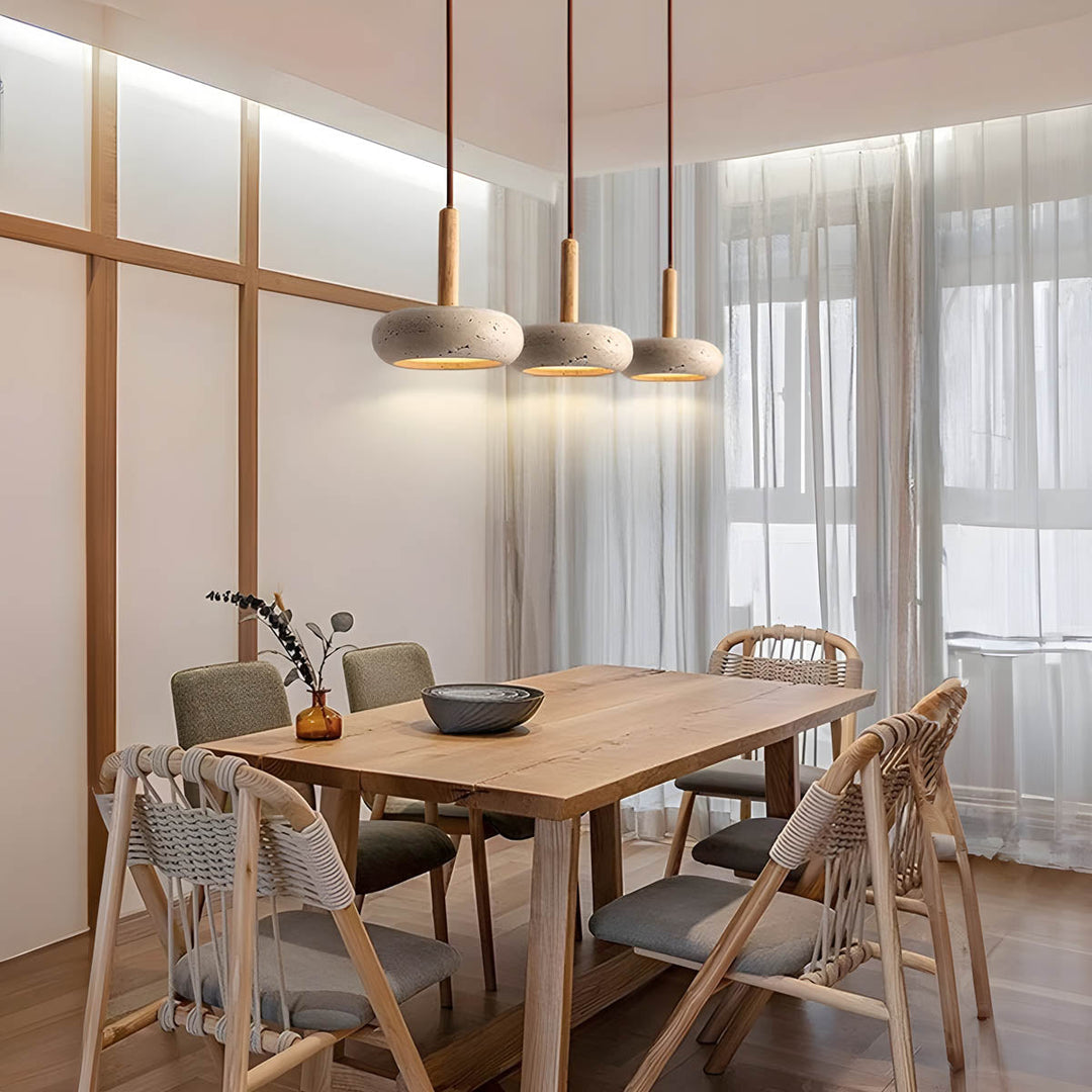 Designerska lampa sufitowa z trawertynu, idealna do salonu. Daje ciepłe światło, tworząc przytulną atmosferę.