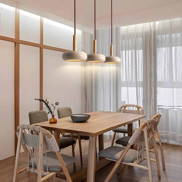 Designerska lampa sufitowa z trawertynu, idealna do salonu. Daje ciepłe światło, tworząc przytulną atmosferę.