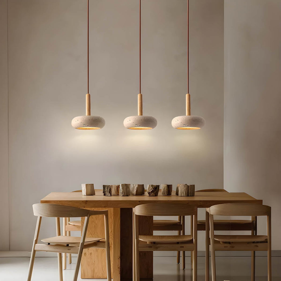 Elegancka lampa sufitowa wykonana z trawertynu. Podkreśla styl i dekorację domu naturalnymi materiałami.