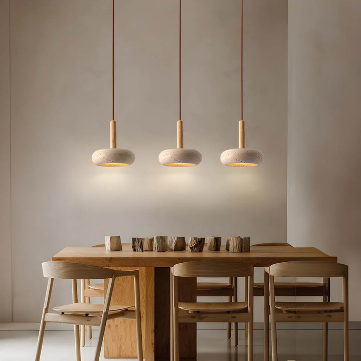 Elegancka lampa sufitowa wykonana z trawertynu. Podkreśla styl i dekorację domu naturalnymi materiałami.