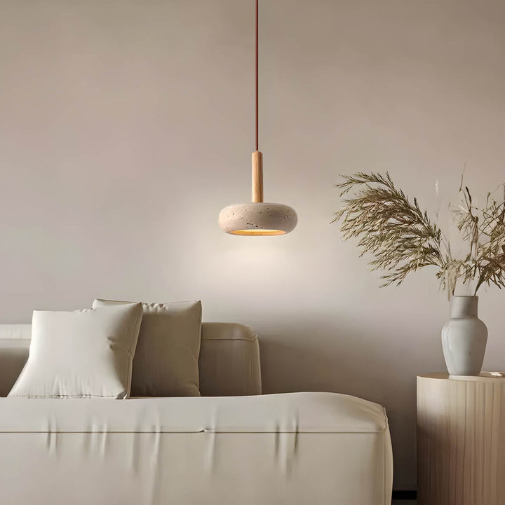 Lampa sufitowa designerska z trawertynu. Unikalna tekstura i ciepła poświata dla wyjątkowego wnętrza.
