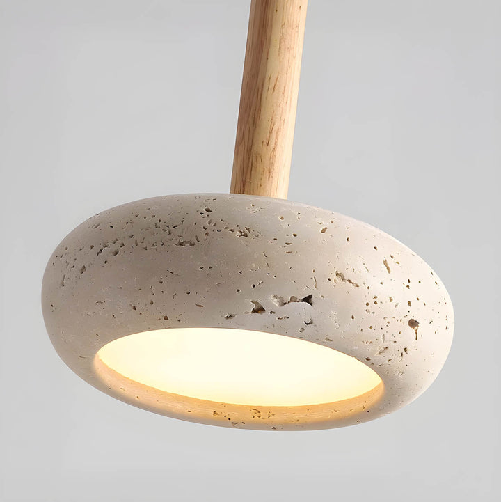 Stylowa lampa sufitowa z naturalnych materiałów, trawertynu. Daje ciepłe oświetlenie, idealne do jadalni.