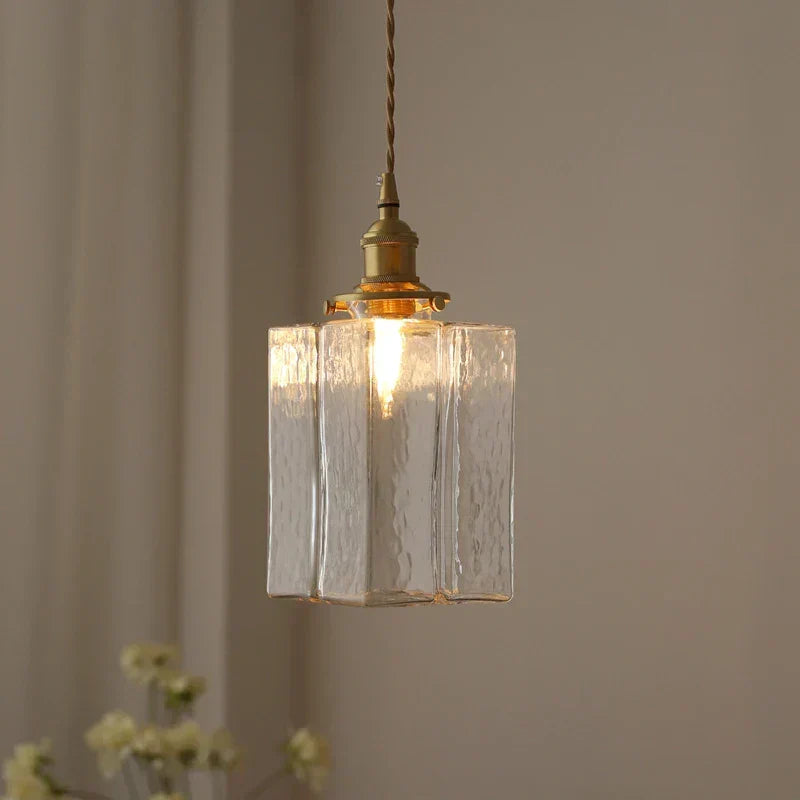 Dekoracyjna lampa wisząca w stylu vintage retro, oświetlenie domu i wnętrz loftowych, ciepły blask.