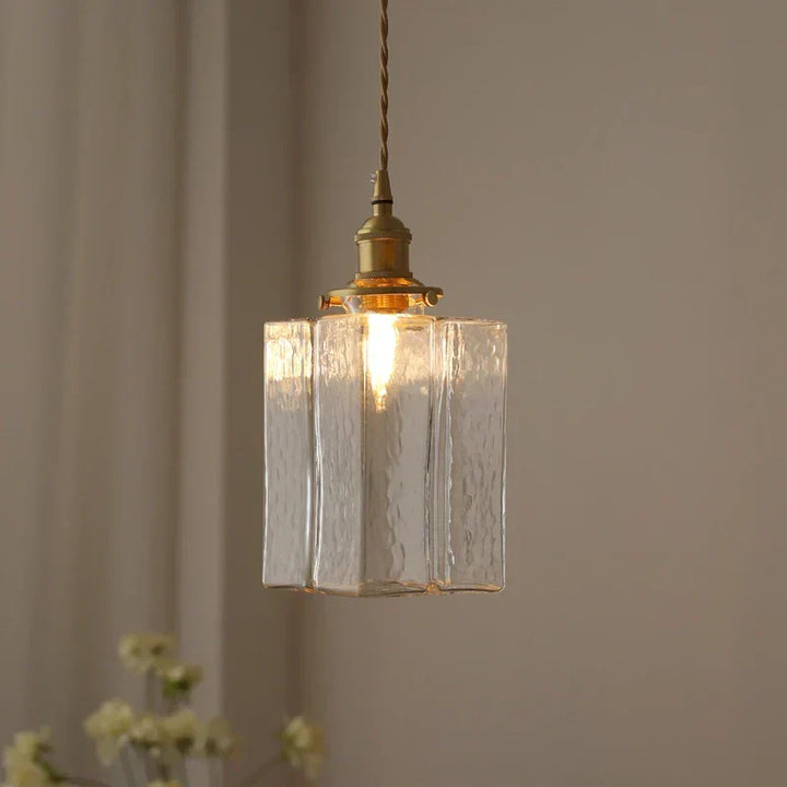 Dekoracyjna lampa wisząca w stylu vintage retro, oświetlenie domu i wnętrz loftowych, ciepły blask.