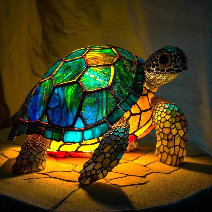 Lampa sufitowa witrażowa z wizerunkiem motyla. Delikatne, barwne oświetlenie dekoracyjne do domu.