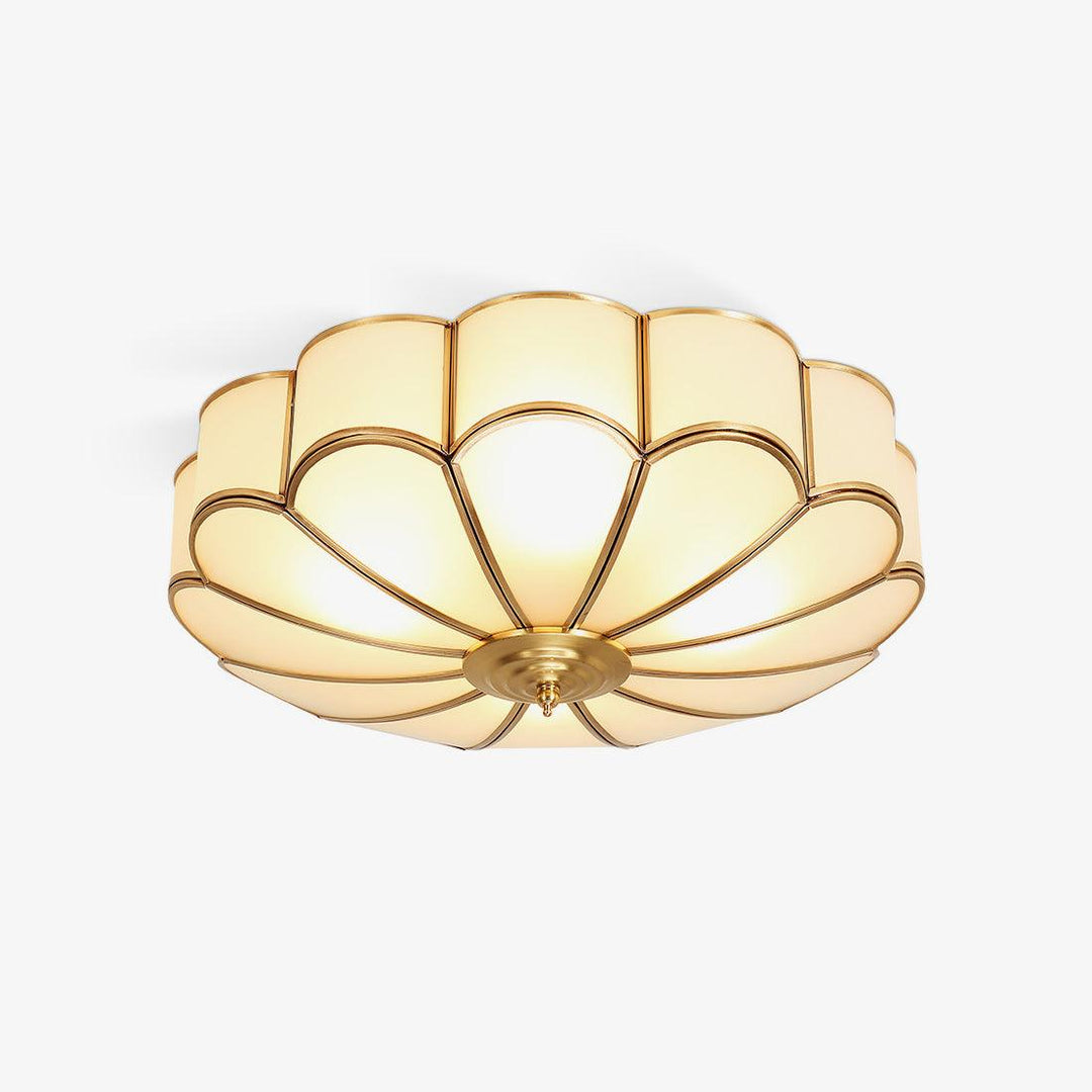 Lampa sufitowa wpuszczana, kwiatowy design, mosiądz i biel, elegancka do salonu.