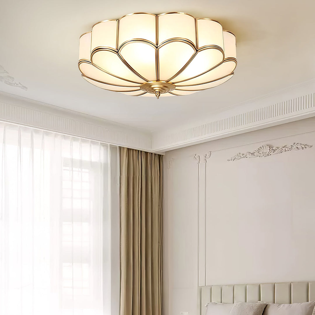 Biało-mosiężna lampa wpuszczana z subtelnym kwiatowym zdobieniem, nowoczesna.