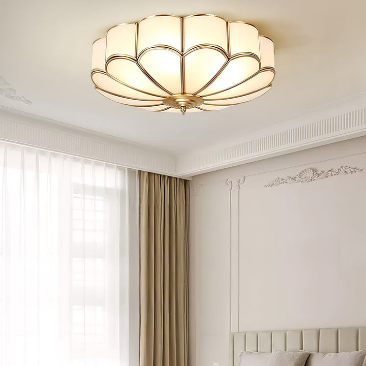 Biało-mosiężna lampa wpuszczana z subtelnym kwiatowym zdobieniem, nowoczesna.