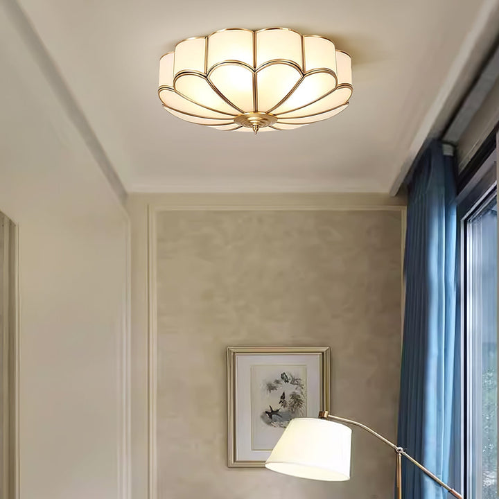Ekskluzywna lampa sufitowa wpuszczana, biała, z mosiężnym kwiatowym designem.