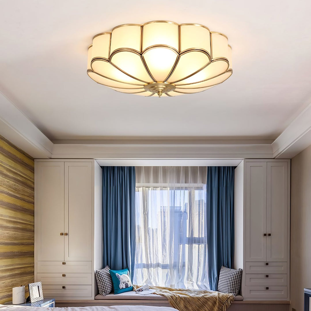 Elegancka lampa sufitowa wpuszczana, kwiatowy motyw, mosiądz, biel, do sypialni.