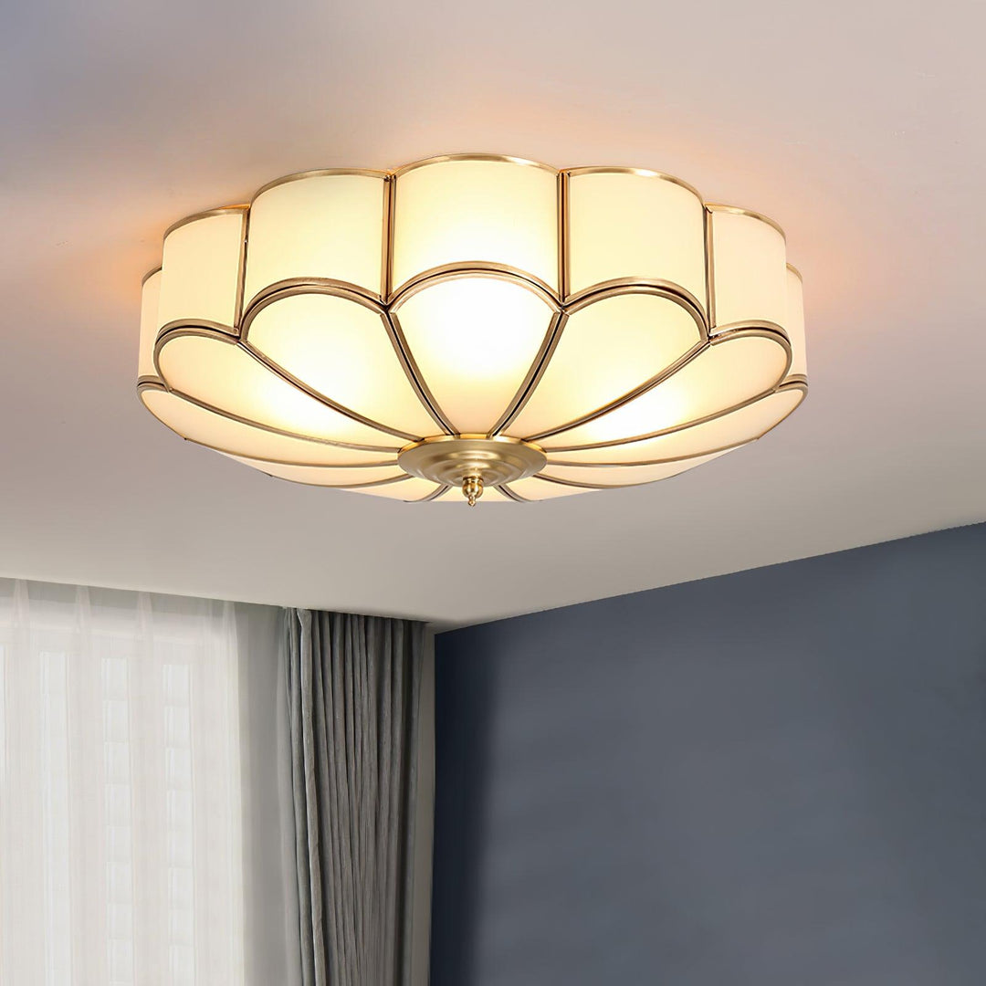Lampa sufitowa wpuszczana, biała, z mosiężnymi kwiatami, idealna do jadalni.