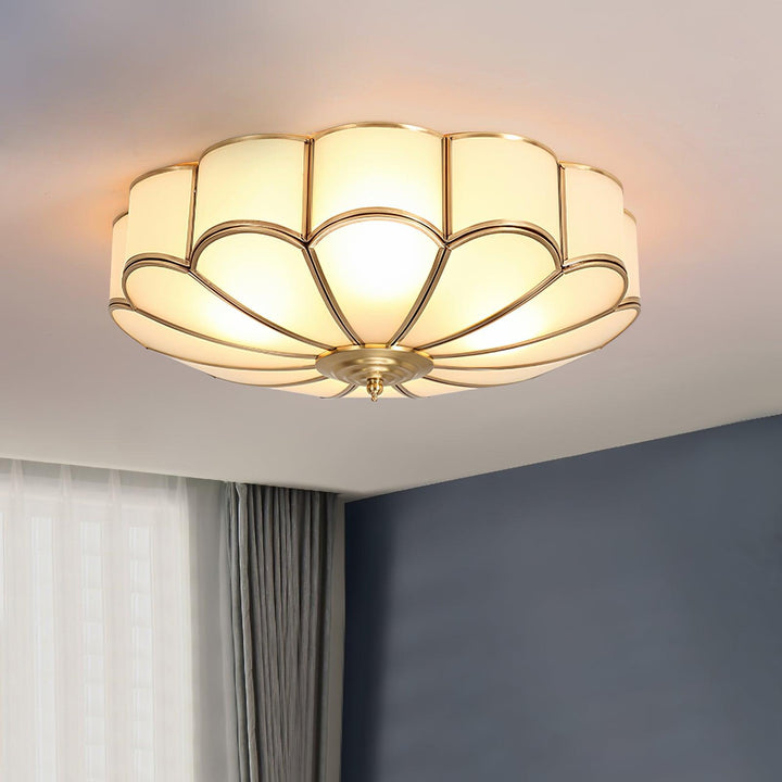 Lampa sufitowa wpuszczana, biała, z mosiężnymi kwiatami, idealna do jadalni.