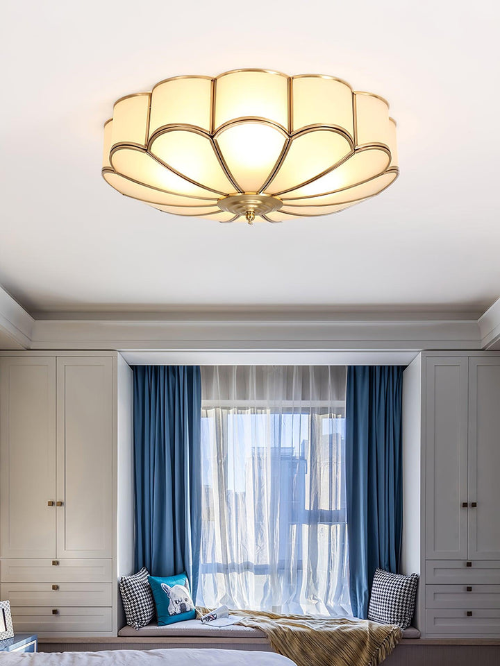 Elegancka lampa wpuszczana, biała, z kwiatowym zdobieniem z mosiądzu, do holu.
