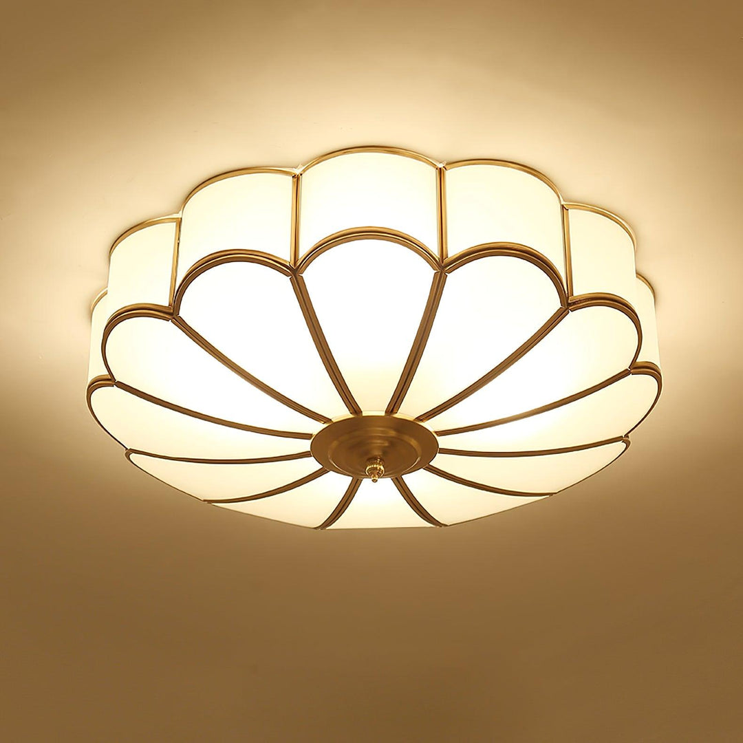 Mosiężno-biała lampa sufitowa wpuszczana, z eleganckim designem kwiatowym.